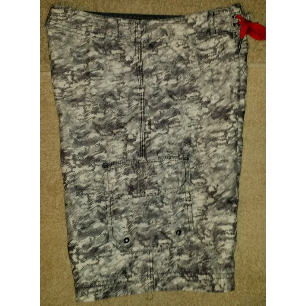 Youth size 12 Nike‎ 6.0 White &  Grey swirled Boardshorts with pocket